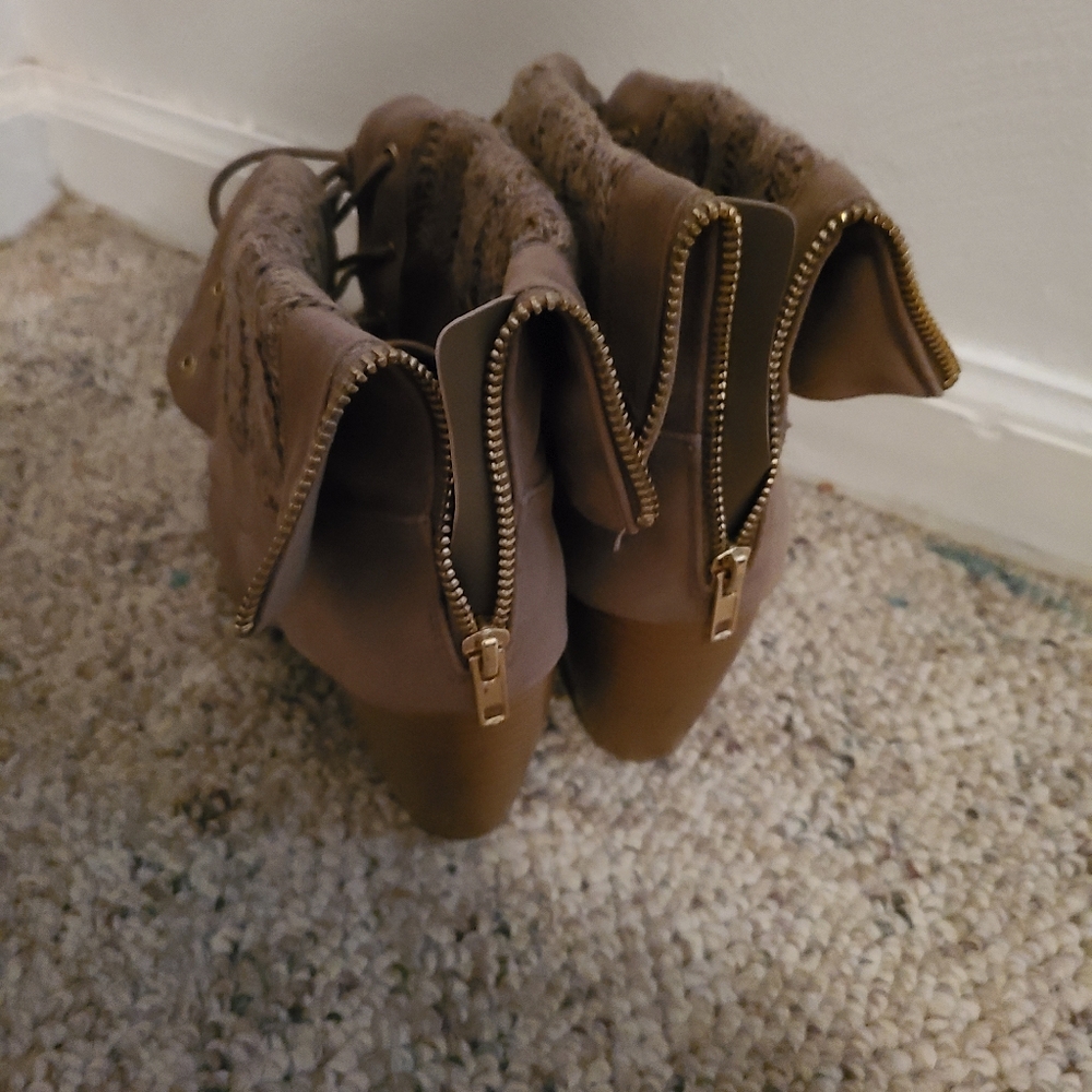 Bootiea - Picture 2 of 2